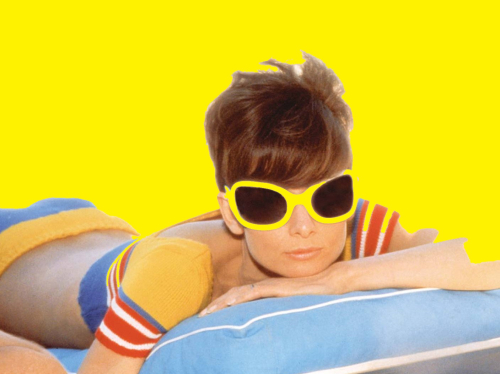 L'actrice Audrey Hepburn en gros plan avec des lunettes de soleil 