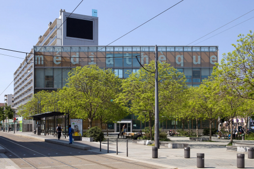 Entrée de la médiathèque du Bachut