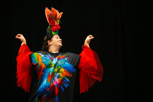 Une comédienne en costume coloré