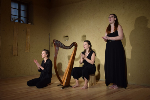 La photo représente les 3 artistes de la Compagnie des affabulateurs